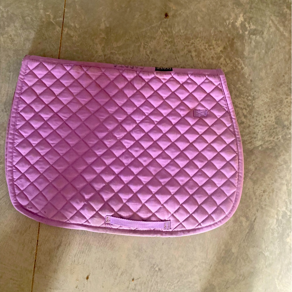 Used pink Dover English saddle pad. It’s in excellent condition.